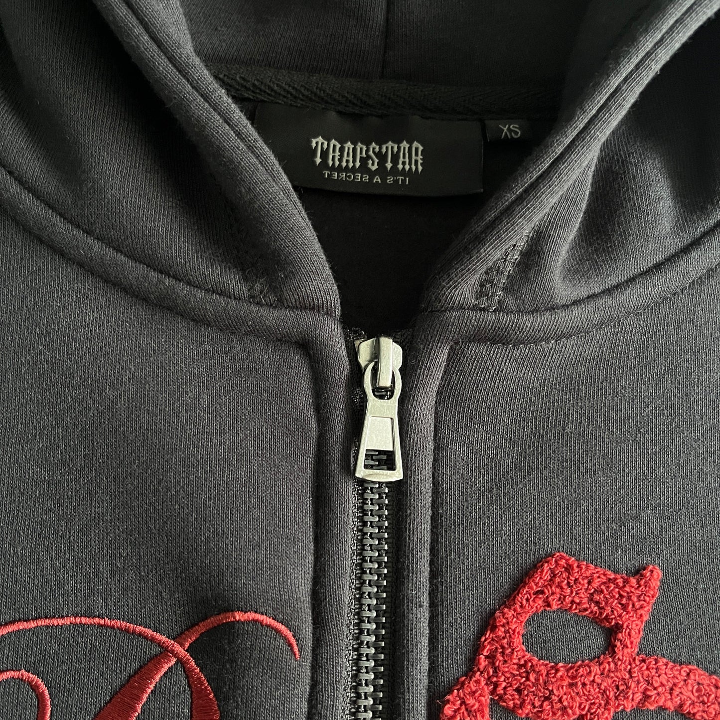 Trapstar Script Zip Through Tracksuit - (BLACK/ZINFANDEL)
